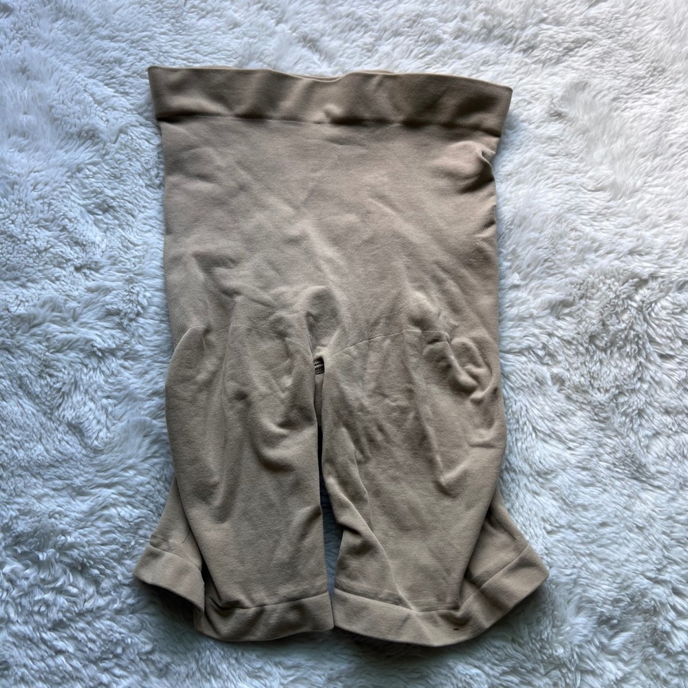 SKIMS Sculpting Short Mid Thigh Sand Beige High Rise Shapewear Womens Size M